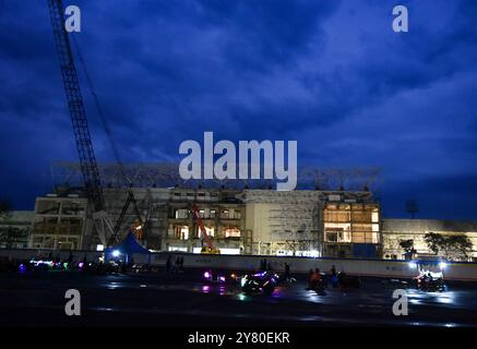 Malang, Ost-Java, Indonesien. Oktober 2024. Das Stadion wird während einer Gebetswache zum Gedenken an den 2. Jahrestag der Fußballkatastrophe renoviert, bei der am 1. Oktober 2022 im Kanjuruhan-Stadion in Malang, Ost-Java, Indonesien, 135 Menschen ums Leben kamen. 2024. (Kreditbild: © Aman Rochman/ZUMA Press Wire) NUR REDAKTIONELLE VERWENDUNG! Nicht für kommerzielle ZWECKE! Stockfoto