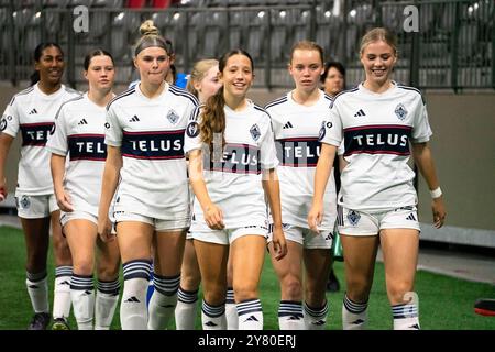 Vancouver, Kanada. Oktober 2024. Vancouver, British Columbia, Kanada, 1. Oktober 2024: Vancouver Whitecaps FC Girls Elite tritt im BC Place Stadium in Vancouver, British Columbia, Kanada ein, bevor das Gruppenspiel des CONCACAF W Champions Cup zwischen Vancouver Whitecaps FC Girls Elite und San Diego Wave stattfindet. (Amy Elle/SPP) Credit: SPP Sport Press Photo. /Alamy Live News Stockfoto