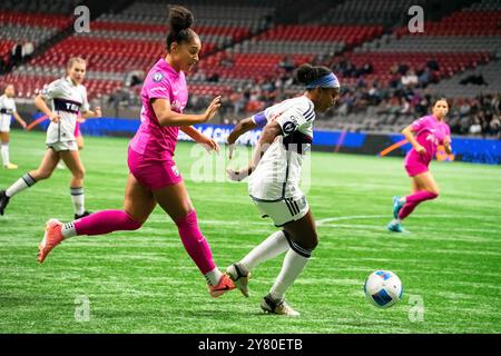 Vancouver, Kanada. Oktober 2024. Vancouver, British Columbia, Kanada, 1. Oktober 2024: Brianne Reed (28 Vancouver Whitecaps FC Girls Elite) kontrolliert den Ball, während Elyse Bennett (23 San Diego Wave) während des Gruppenspiels des CONCACACAF W Champions Cup zwischen Vancouver Whitecaps FC Girls Elite und San Diego Wave im BC Place Stadium in Vancouver, British Columbia, Kanada (NUR REDAKTIONELLE VERWENDUNG) spielt. (Amy Elle/SPP) Credit: SPP Sport Press Photo. /Alamy Live News Stockfoto