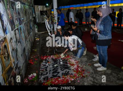 Malang, Ost-Java, Indonesien. Oktober 2024. Die Familien der Opfer der Katastrophe im Kanjuruhan-Stadion beten gemeinsam, um am 1. Oktober 2022 an der Tür 13 des Kanjuruhan-Stadions in Malang, Ost-Java, Indonesien, den 2. Jahrestag der Fußballkatastrophe zu gedenken, bei der am 1. Oktober 135 Menschen ums Leben kamen. 2024. (Kreditbild: © Aman Rochman/ZUMA Press Wire) NUR REDAKTIONELLE VERWENDUNG! Nicht für kommerzielle ZWECKE! Stockfoto