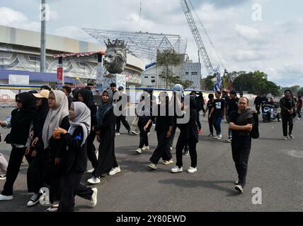 Malang, Ost-Java, Indonesien. Oktober 2024. Hunderte von Fans des AREMA FC marschieren ins Kanjuruhan-Stadion, um den 2. Jahrestag der Fußballkatastrophe zu feiern, bei der am 1. Oktober 2022 135 Menschen ums Leben kamen. Im Kanjuruhan Stadium, Malang, Ost-Java, Indonesien, am 1. Oktober, 2024. (Kreditbild: © Aman Rochman/ZUMA Press Wire) NUR REDAKTIONELLE VERWENDUNG! Nicht für kommerzielle ZWECKE! Stockfoto