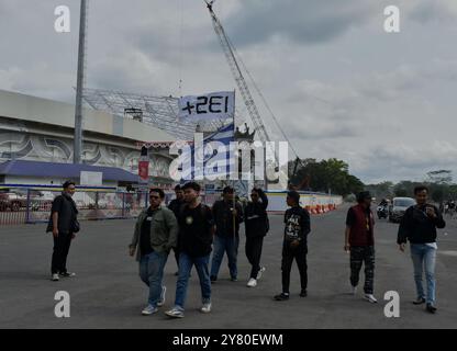 Malang, Ost-Java, Indonesien. Oktober 2024. Hunderte von Fans des AREMA FC marschieren ins Kanjuruhan-Stadion, um den 2. Jahrestag der Fußballkatastrophe zu feiern, bei der am 1. Oktober 2022 135 Menschen ums Leben kamen. Im Kanjuruhan Stadium, Malang, Ost-Java, Indonesien, am 1. Oktober, 2024. (Kreditbild: © Aman Rochman/ZUMA Press Wire) NUR REDAKTIONELLE VERWENDUNG! Nicht für kommerzielle ZWECKE! Stockfoto