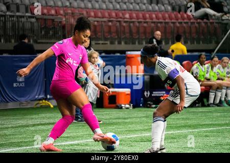 Vancouver, Kanada. Oktober 2024. Vancouver, British Columbia, Kanada, 1. Oktober 2024: Elyse Bennett (23 San Diego Wave) kontrolliert den Ball, während Brianne Reed (28 Vancouver Whitecaps FC Girls Elite) während des Gruppenspiels des CONCACACAF W Champions Cup zwischen Vancouver Whitecaps FC Girls Elite und San Diego Wave im BC Place Stadium in Vancouver, British Columbia, Kanada verteidigt (NUR REDAKTIONELLE VERWENDUNG). (Amy Elle/SPP) Credit: SPP Sport Press Photo. /Alamy Live News Stockfoto