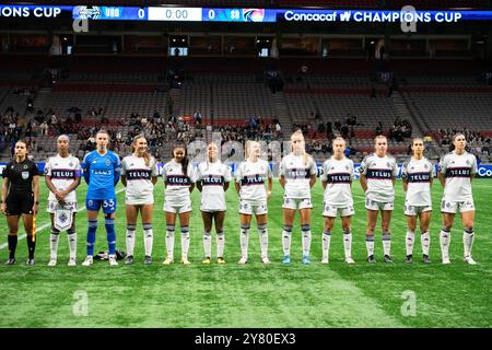 Vancouver, Kanada. Oktober 2024. Vancouver, British Columbia, Kanada, 1. Oktober 2024: Vancouver Whitecaps FC Girls Elite während der Nationalhymnen vor dem Gruppenspiel des CONCACACAF W Champions Cup zwischen Vancouver Whitecaps FC Girls Elite und San Diego Wave im BC Place Stadium in Vancouver, British Columbia, Kanada (NUR REDAKTIONELLE VERWENDUNG). (Amy Elle/SPP) Credit: SPP Sport Press Photo. /Alamy Live News Stockfoto