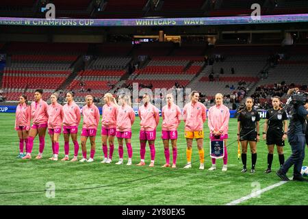 Vancouver, Kanada. Oktober 2024. Vancouver, British Columbia, Kanada, 1. Oktober 2024: San Diego Wave während der Nationalhymnen vor dem Gruppenspiel des CONCACAF W Champions Cup zwischen Vancouver Whitecaps FC Girls Elite und San Diego Wave im BC Place Stadium in Vancouver, British Columbia, Kanada (NUR REDAKTIONELLE VERWENDUNG). (Amy Elle/SPP) Credit: SPP Sport Press Photo. /Alamy Live News Stockfoto