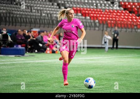 Vancouver, Kanada. Oktober 2024. Vancouver, British Columbia, Kanada, 1. Oktober 2024: Hanna Lundkvist (6 San Diego Wave) kontrolliert den Ball während des Gruppenspiels des CONCACACAF W Champions Cup zwischen Vancouver Whitecaps FC Girls Elite und San Diego Wave im BC Place Stadium in Vancouver, British Columbia, Kanada (NUR REDAKTIONELLE VERWENDUNG). (Amy Elle/SPP) Credit: SPP Sport Press Photo. /Alamy Live News Stockfoto