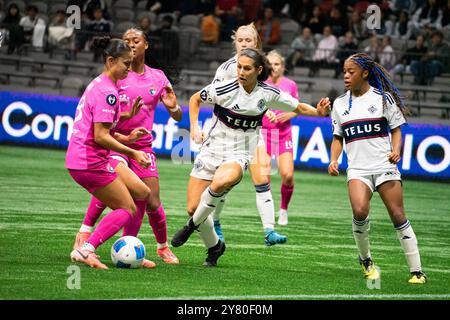 Vancouver, Kanada. Oktober 2024. Vancouver, British Columbia, Kanada, 1. Oktober 2024: Mya Jones (18 San Diego Wave) und Chloe Taylor (20 Vancouver Whitecaps FC Girls Elite) kämpfen um den Ball während des Gruppenspiels des CONCACACAF W Champions Cup zwischen Vancouver Whitecaps FC Girls Elite und San Diego Wave im BC Place Stadium in Vancouver, British Columbia, Kanada (NUR REDAKTIONELLE VERWENDUNG). (Amy Elle/SPP) Credit: SPP Sport Press Photo. /Alamy Live News Stockfoto