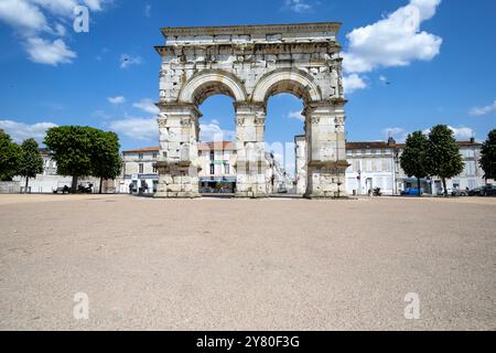 Saintes (Mittelwestfrankreich): Der Germanicus-Bogen, Überbleibsel der römischen Antike, wurde am rechten Ufer der Charente in 'Esplanade erbaut Stockfoto