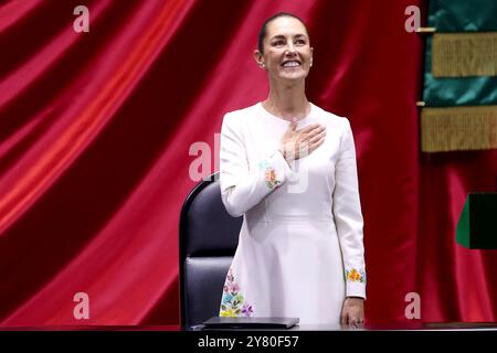 Mexiko-Stadt; Mexiko: 10.01.2024.- Claudia Sheinbaum erhält das Präsidentenamt von Ifigenia Martínez, einer historischen Figur der mexikanischen Linken, in Anwesenheit von Andrés Manuel López Obrador. In ihrer ersten Rede als Präsidentin von Mexiko verteidigt Sheinbaum die Justizreform, garantiert Investitionen im Land und betont die Gleichstellung der Geschlechter in ihrer Regierung. An der offiziellen Zeremonie nahmen Dutzende von Präsidenten, Vizepräsidenten und Diplomaten aus der ganzen Welt Teil. Foto: Juan Carlos Rojas Stockfoto