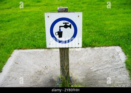 Schild für frisches Trinkwasser auf dem Campingplatz, Großbritannien. Stockfoto