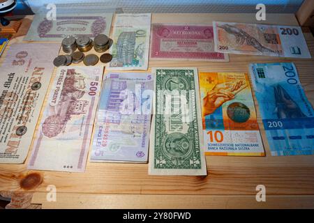 Sammlung von Banknoten verschiedener Länder auf einem Tisch Stockfoto