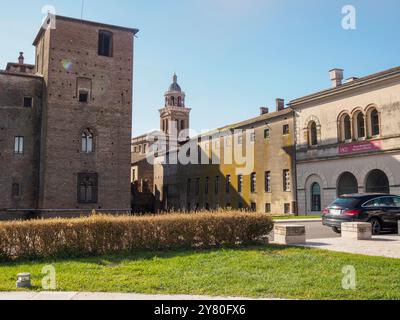 Mantua, Italien 30. September 2024 der Uhrenturm der Kathedrale von mantua erhebt sich über den Dächern der umliegenden Gebäude Stockfoto