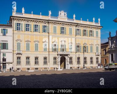 Mantua, Italien 30. September 2024 der Palazzo ducale in mantua, italien, ist im Sonnenlicht getaucht und zeigt seine wunderschöne Architektur und Details Stockfoto