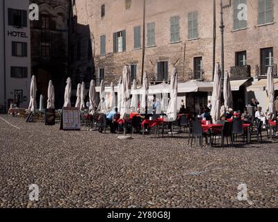 Mantua, Italien 30. September 2024 Touristen entspannen sich in einem Café im Freien an der piazza delle erbe in mantua, italien Stockfoto