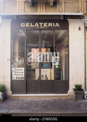 Mantua, Italien 30. September 2024 Schaufenster einer traditionellen italienischen Gelateria mit Eispreisen und -Aromen im Stadtzentrum von mantua, lomba Stockfoto