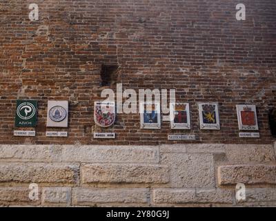 Mantua, Italien 30. September 2024 an einer alten Backsteinmauer sind Eine Reihe von Gedenktafeln angebracht, die an berühmte Besucher von mantua, italien, erinnern Stockfoto