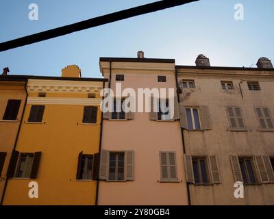 Mantua, Italien 30. September 2024 traditionelle farbenfrohe Fassaden mit Fenstern und Fensterläden werden von Touristen bewundert, die mantua in der lombardei besuchen Stockfoto