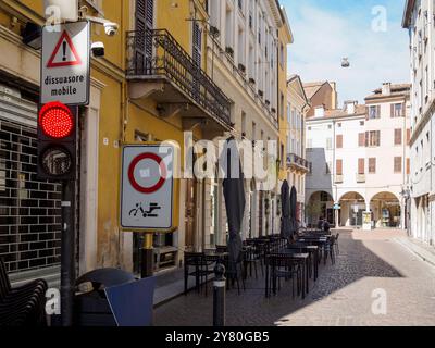 Mantua, Italien 30. September 2024 leere Straße in mantua, italien, mit einer roten Ampel und einem Schild ohne Fahrzeuge, an einem sonnigen Tag Stockfoto