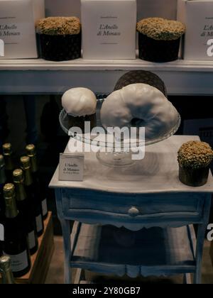 Mantua, Italien 30. September 2024 köstlicher ringförmiger italienischer weihnachtskuchen Panettone, dekoriert mit Puderzucker, in einem Fenster der Konditorei ausgestellt Stockfoto