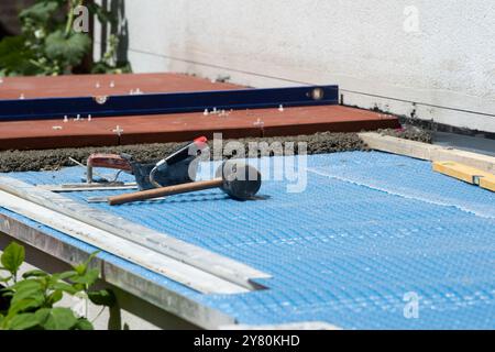 Verlegung von Terrassenplatten Stockfoto
