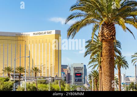 Mandalay Bay. Das Mandalay Bay ist das erste Hotel am Hauptboulevard der Stadt. Goldene Fassade der Mandalay Bay vor dem Hintergrund anderer Hotels. Las Vegas, Nevada - 2. April 2017 Stockfoto