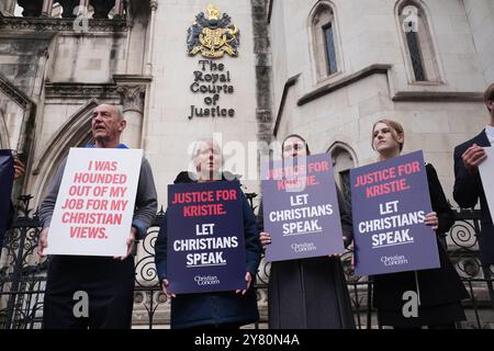 Unterstützer der christlichen Schularbeiterin Kristie Higgs vor den Royal Courts of Justice in London, wo das Berufungsgericht ihre Klage gegen die Entlassung annimmt, nachdem sie behauptete, sie sei wegen ihres religiösen Glaubens entlassen worden. Higgs, 47 Jahre alt, wurde 2019 von der Farmor’s School in Fairford, Gloucestershire wegen groben Fehlverhaltens entlassen, nachdem er Facebook-Posts veröffentlicht hatte, in denen Pläne kritisiert wurden, LGBT+-Beziehungen in Grundschulen zu unterrichten. Bilddatum: Mittwoch, 2. Oktober 2024. Stockfoto