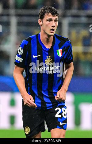 Der französische Inter Mailand-Verteidiger #28 Benjamin Pavard kontrolliert den Ball während des UEFA Champions League-Spiels Inter Mailand gegen Crvena Zvezda Beograd ( Roter Stern ) im San Siro Stadion in Mailand am 1. Oktober 2024 Credit: Piero Cruciatti/Alamy Live News Stockfoto