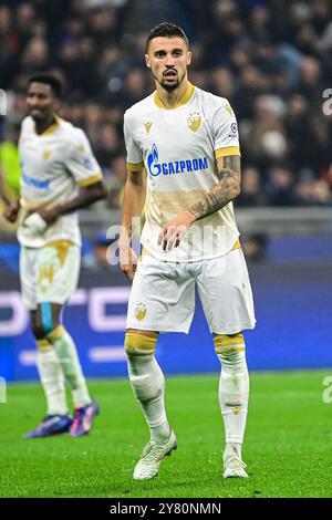 Crvena Zvezda Beograd's Rade Krunic ist während des UEFA Champions League-Fußballspiels Inter Mailand gegen Crvena Zvezda Beograd ( Roter Stern ) im San Siro Stadium in Mailand am 1. Oktober 2024 Guthaben: Piero Cruciatti/Alamy Live News Stockfoto