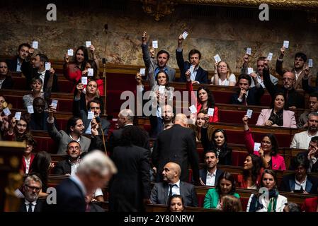 FRANKREICH-POLITIK-REGIERUNG-PARLAMENT während der allgemeinen politischen Rede des neuen Premierministers Michel Barnier erheben linke Abgeordnete der Neuen Volksfront und La France Insoumise ihre Stimmzettel und zeigen, dass der Wille des Volkes ignoriert wurde, indem sie einen konservativen Premierminister wählten. Paris, 1. Oktober 2024. PARIS ILE-DE-FRANCE FRANKREICH URHEBERRECHT: XANDREAXSAVORANIXNERIX FRANCE-POLITICS-GOVERNMENT-PARLI ASAVORANINERI-37 Stockfoto