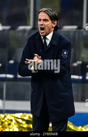 Inter Mailand's italienischer Trainer Simone Inzaghi beim UEFA Champions League-Spiel Inter Mailand gegen Crvena Zvezda Beograd ( Roter Stern ) im San Siro Stadium in Mailand, Italien am 1. Oktober 2024 Credit: Piero Cruciatti/Alamy Live News Stockfoto