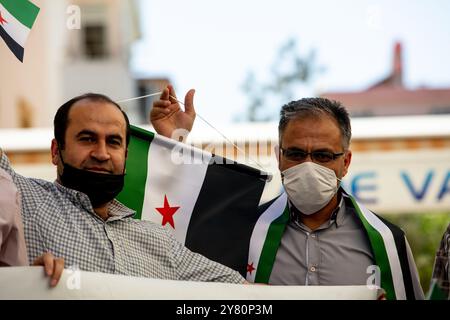 Gaziantep, Türkei. 26. Mai 2021. Dutzende Anhänger der syrischen Opposition organisieren einen Protest gegen die aktuellen Präsidentschaftswahlen in Syrien. Während der Veranstaltung standen Kinder der Teilnehmer in einer Schlange, um ihre Stimme für die Ablehnung in einem Karton mit Karikaturen des syrischen Präsidenten abzugeben. 12.000 Wahllokale wurden in ganz Syrien für die Präsidentschaftswahl eingerichtet, die zweite seit Beginn des Konflikts im Jahr 2011. Präsident Al-Assad tritt gegen Abdullah Salloum Abdullah, den ehemaligen Staatsminister für parlamentarische Angelegenheiten, und Mahmoud Ahmad Marei, den Chef der Nationalen Demokratischen Front, an Stockfoto