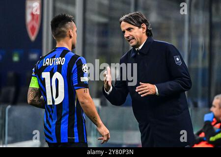 Inter Mailand's italienischer Trainer Simone Inzaghi spricht am 1. Oktober 2024 mit Inter Mailand's argentinischem Stürmer #10 Lautaro Martinez während des UEFA Champions League-Fußballspiels Inter Mailand gegen Crvena Zvezda Beograd ( Roter Stern ) im San Siro Stadion in Mailand, Italien Credit: Piero Cruciatti/Alamy Live News Stockfoto
