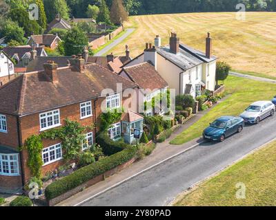 DORKING, SURREY-UK : 28. AUGUST 2024: Luftaufnahmen von attraktiven englischen Landhäusern in Dorking, Surrey. Stockfoto