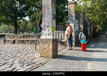 Senior Mann in Berlin Görlitzer Park City District Kreuzberg Berlin Deutschland Europa Stockfoto