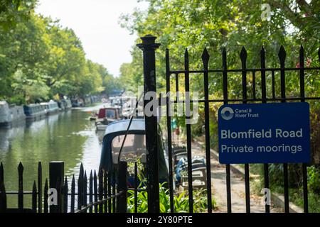 LONDON, 26. AUGUST 2024: Regents Canal and River Trust Signage in Little Venice, Maida Vale Stockfoto
