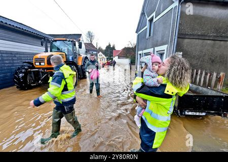 Bourthes (Nordfrankreich), 6. November 2023: Das Dorf unter Wasser nach der Überschwemmung und dem Anstieg des Wasserspiegels des AA, hier evacua Stockfoto