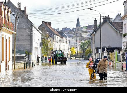 Bourthes (Nordfrankreich), 6. November 2023: Das Dorf unter Wasser nach dem Hochwasser und dem Anstieg des Wasserspiegels der Liane. Hier eva Stockfoto