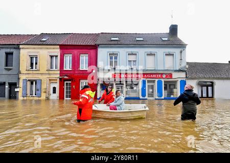 Neuville-sous-Montreuil (Nordfrankreich) am 3. Januar 2023: Außergewöhnliche Überschwemmungen im Département Pas-de-Calais. Das Dorf unter Wasser, rote Ebene Stockfoto