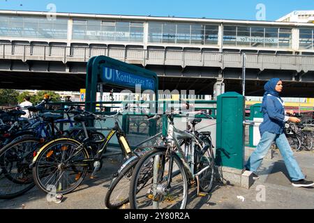 U-Bahn-Station Kottbusser Tor - Kotti City Town District Kreuzberg Berlin Deutschland Europa Stockfoto