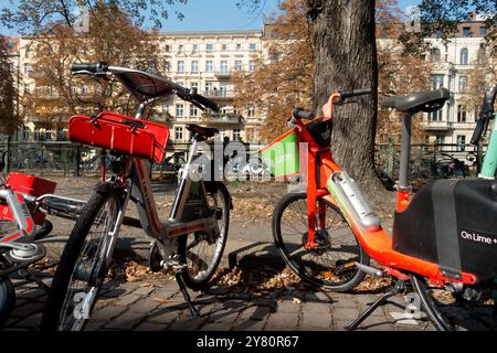 Leihfahrräder auf der Straße City District Kreuzberg Berlin Deutschland Europa Stockfoto