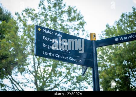 LONDON 9. AUGUST 2024: LONDON 9. AUGUST 2024: Fußgängerschild für Maida Vale, Edgware Road, Regents Canal und Lords Cricket Ground Stockfoto