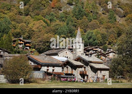 Bonneval-sur-Arc, Maurienne-Tal, Vanoise-Nationalpark (Zentralöstlich Frankreichs): Blick auf das Dorf im Herbst, Dorf erhielt das Label "Plus bea Stockfoto