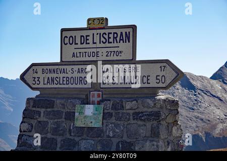 Der Iseranpass (Französische Alpen): Plaketten und Straßenschilder auf der Spitze des Iseranpasses, 2770 m Stockfoto