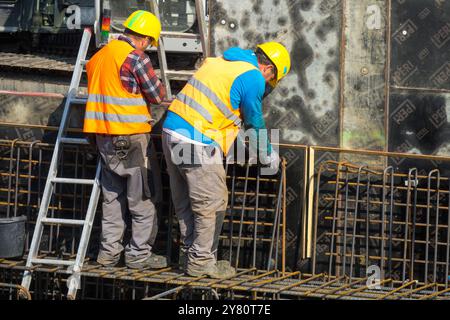 Zwei Arbeiter auf der Baustelle Berlin arbeiten auf dem Eisenbahnkorridor Stockfoto
