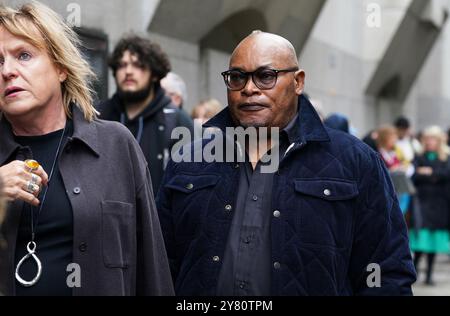 Prosper Kaba, der Vater von Chris Kaba, kam in Old Bailey in London an, wo der Feuerwaffenoffizier der Metropolitan Police Martyn Blake des Mordes an Chris am 6. September 2022 im Süden Londons angeklagt wird. Herr Kaba starb, nachdem er einmal durch die Windschutzscheibe eines Audi in Kirstall Gardens in Streatham in den Kopf geschossen wurde. Bilddatum: Mittwoch, 2. Oktober 2024. Stockfoto