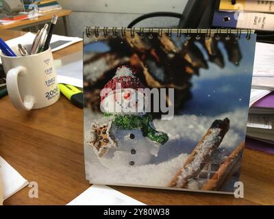 Kalender mit weihnachtlichem Design Stockfoto