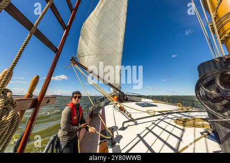 Segelschiff „Weisse Düne“ unter dem Kommando von Kapitän Jane Bothe. Peeneweg, Rankwitz, Mecklenburg-Vorpommern, Deutschland Stockfoto