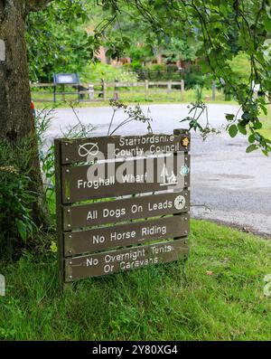 Ein Schild oder eine Hinweistafel für Froghall Wharf, Caldon Canal, Froghall, Stoke-on-Trent, Staffordshire, Mitarbeiter, England, Großbritannien Stockfoto