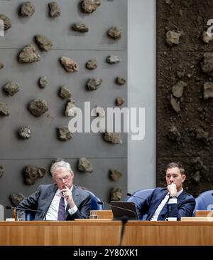 DEN HAAG – Folkert Idsinga, Staatssekretär für Steuern und Zoll, und Eelco Heinen, Finanzminister, während der allgemeinen finanziellen Überlegungen. Das Unterhaus diskutiert unter anderem den Haushaltsplan der Finanzen und den Haushaltsplan der Staatsverschuldung für das Jahr 2025. ANP REMKO DE WAAL niederlande raus - belgien raus Stockfoto