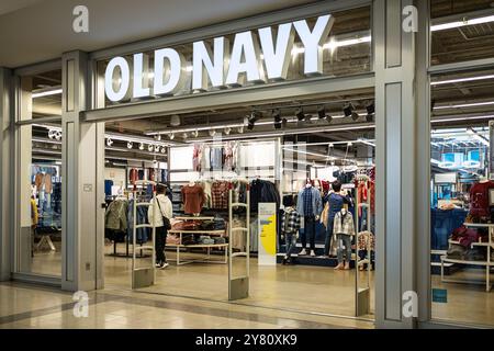 Old Navy Bekleidungsgeschäft, US-Einzelhandelskette, die Kleidung und Accessoires im Besitz des amerikanischen multinationalen Unternehmens Gap Inc. Verkauft Altes marineblaues Logo-Schild – Vanc Stockfoto